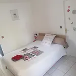Le Petit -appartement Proche De La Vieille , Du Centre Et Du Tram- Petit Dejeuner Offert דירה לה מאנש